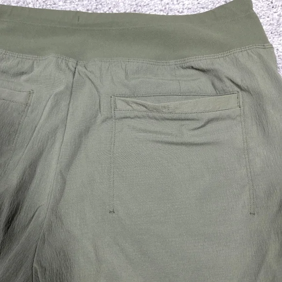 Athleta Olive Utility Shorts Stretch Athleisure Size 12 - Picture 7 of 9